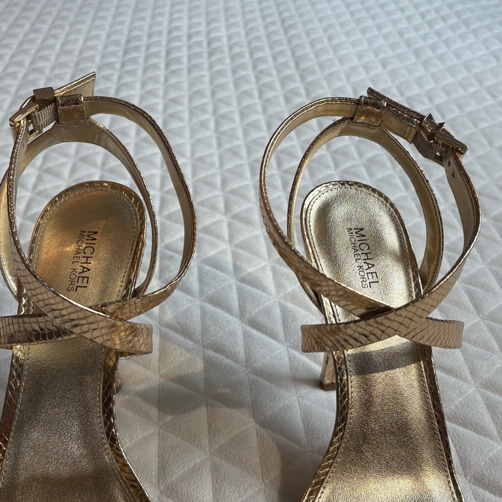 MICHAEL Michael Kors Asha womens Sandal Heel shoes Sz 8.5 gold Reptile embossed - Picture 7 of 10